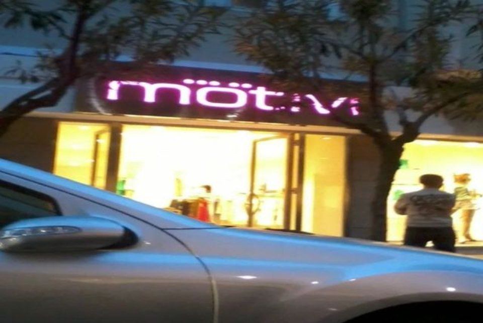 insegna traforata luminosa di negozio di abbigliamento Motivi