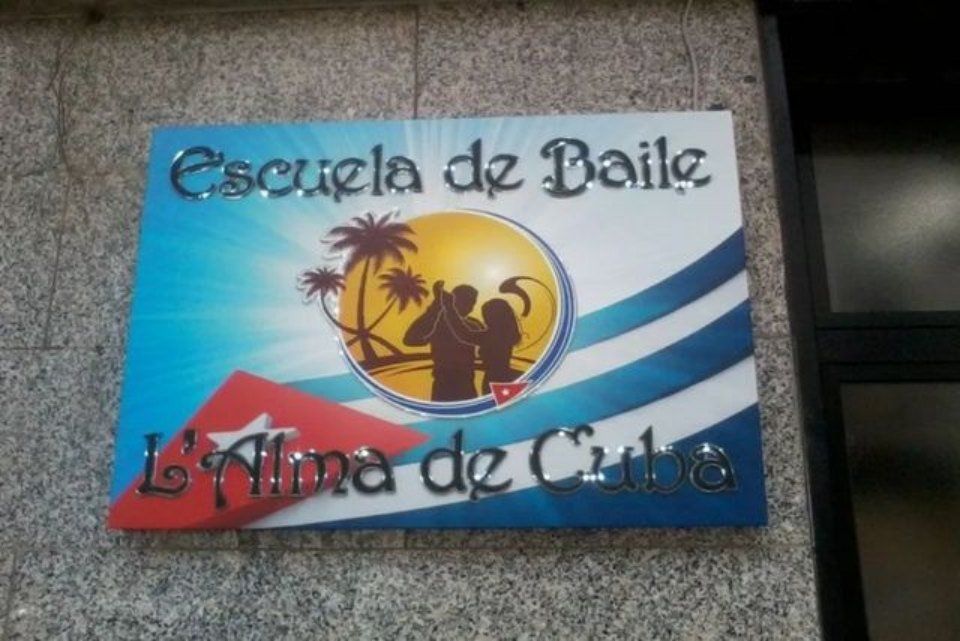 insegna a muro di scuola di ballo cubano