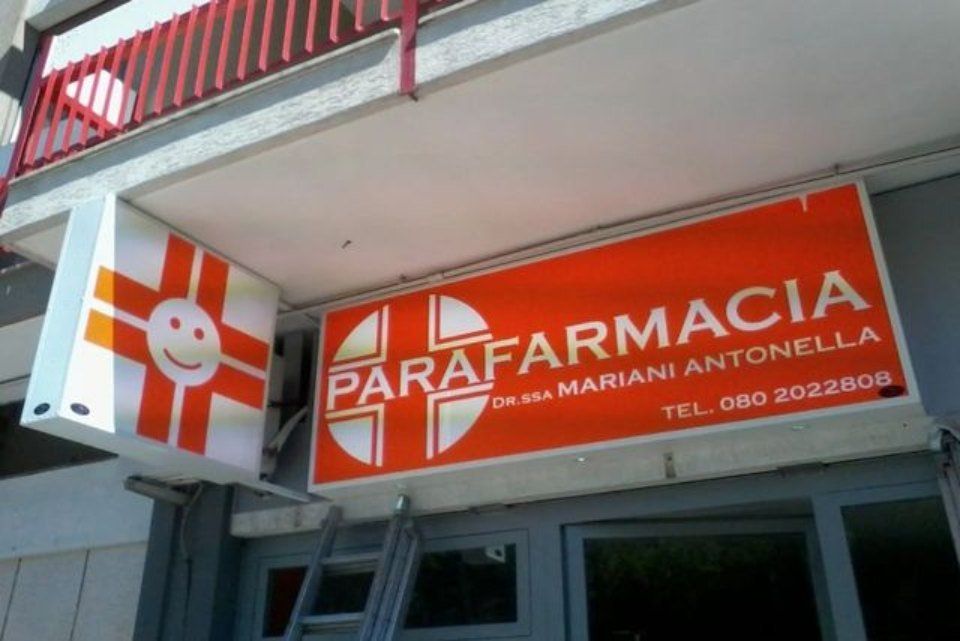 insegna traforata rossa di una parafarmacia