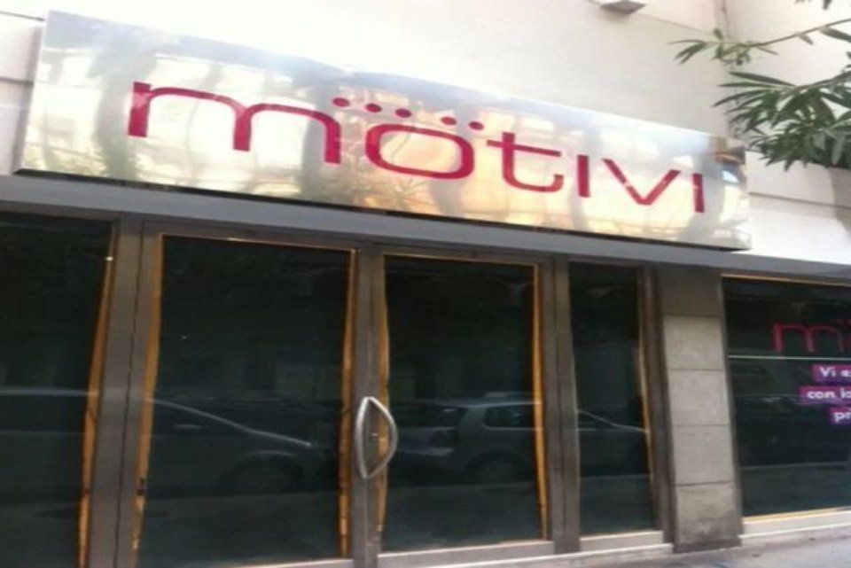 insegna traforata di negozio di abbigliamento Motivi
