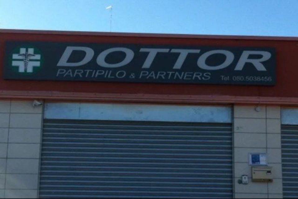 insegna traforata di farmacia