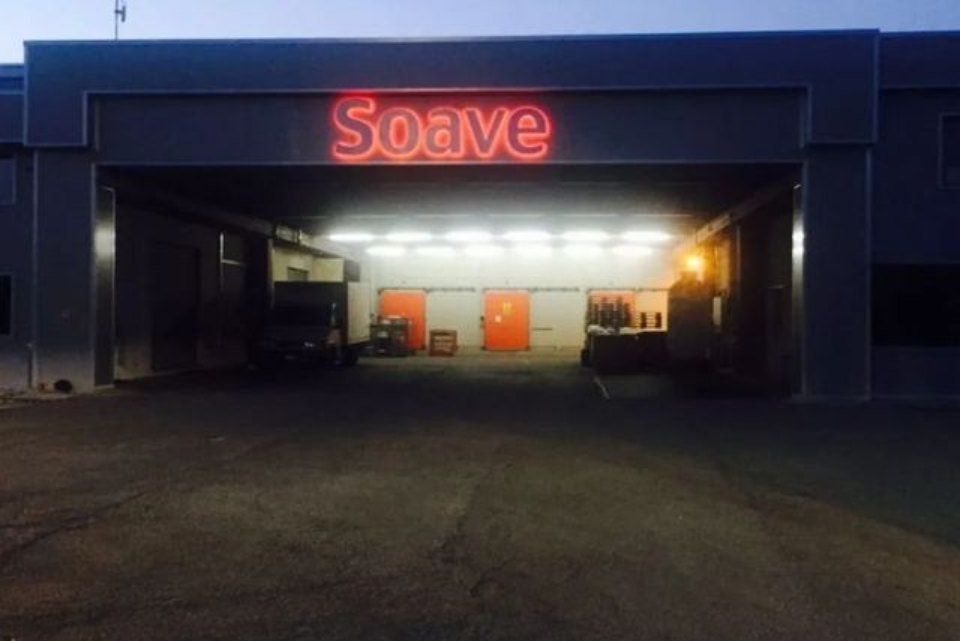 insegna illuminata a lettere singole