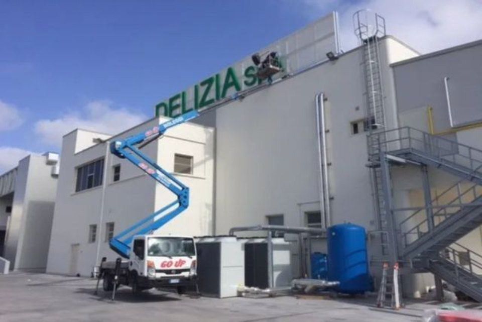 installazione di insegna a lettere singole verdi