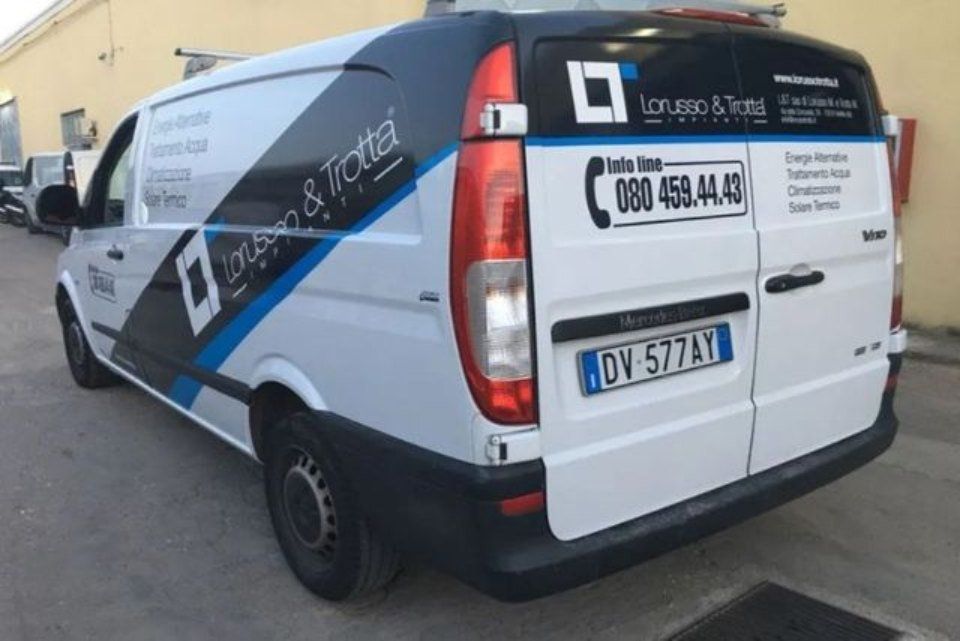 furgoncino con stampa di brand Lorusso & Trotta