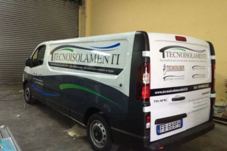 furgoncino con logo di Tecnoisolamenti