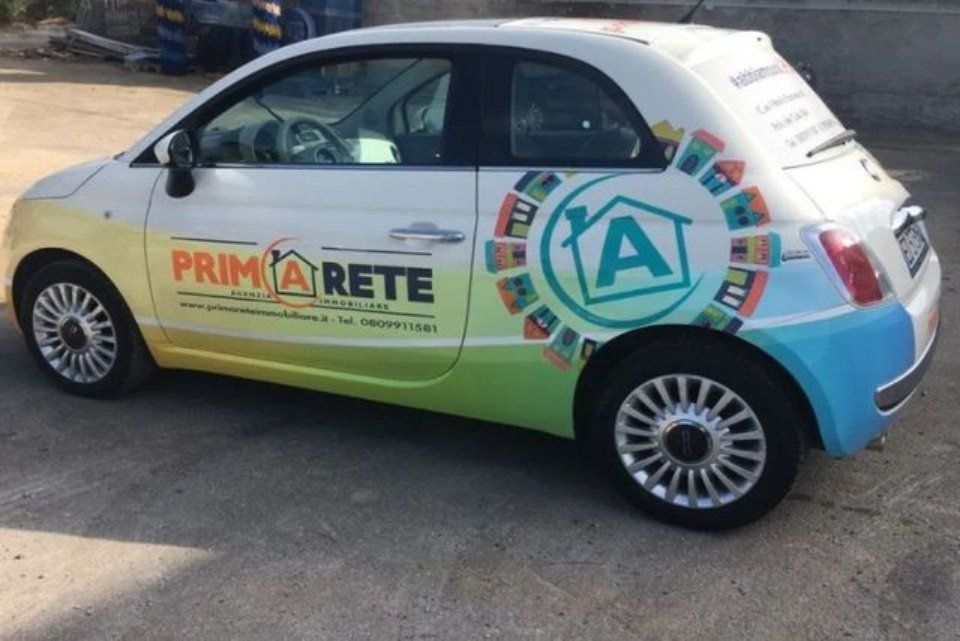 automobile con logo e pubblicità di Prima Rete