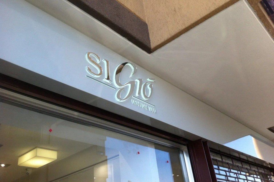 insegna traforata