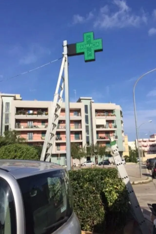 insegna monofacciale a bandiera per farmacia