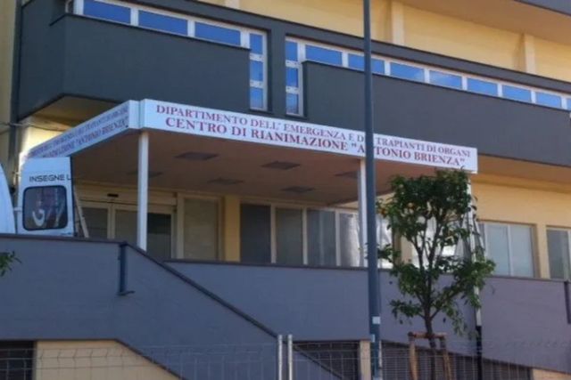 insegna monofacciale a bandiera