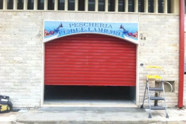 insegna monofacciale a bandiera azzurra