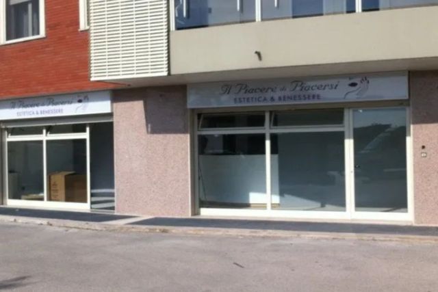 insegna monofacciale a bandiera attività commerciale