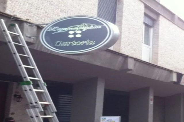 insegna monofacciale a bandiera ovale