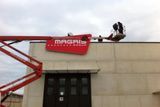 installazione insegna monofacciale a bandiera negozio