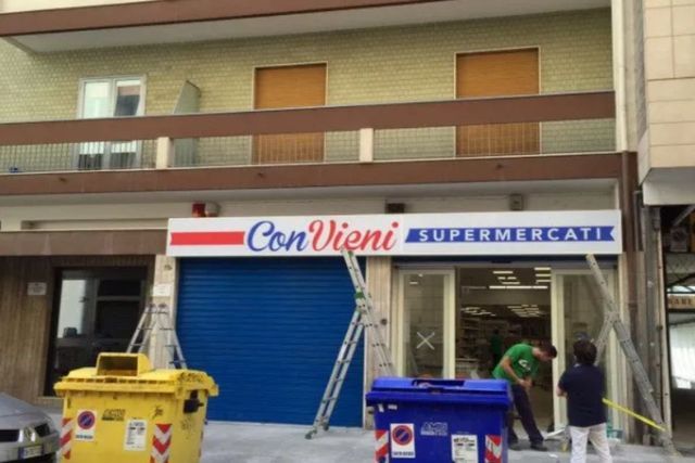 insegna monofacciale a bandiera punto vendita