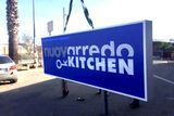 insegna monofacciale a bandiera azzurra e bianca