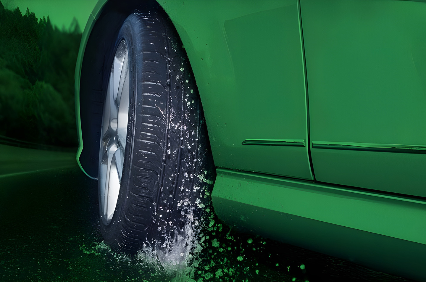 Tyres Gripping Wet Road With Water Spray For Safety