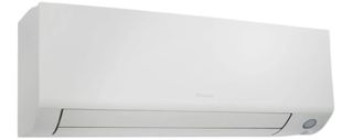 Een witte airconditioner hangt aan een witte muur.