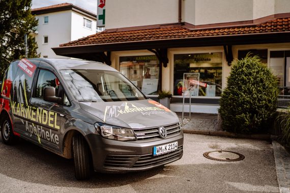 Vor einer Apotheke parkt ein Lieferwagen.