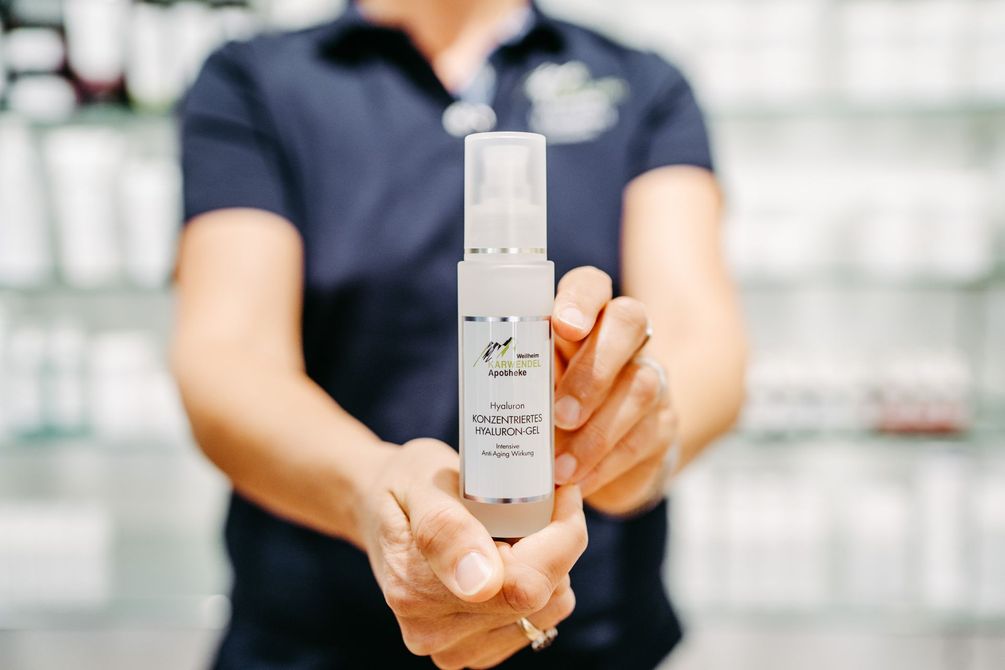 Eine Frau hält eine Flasche Lotion in ihren Händen.