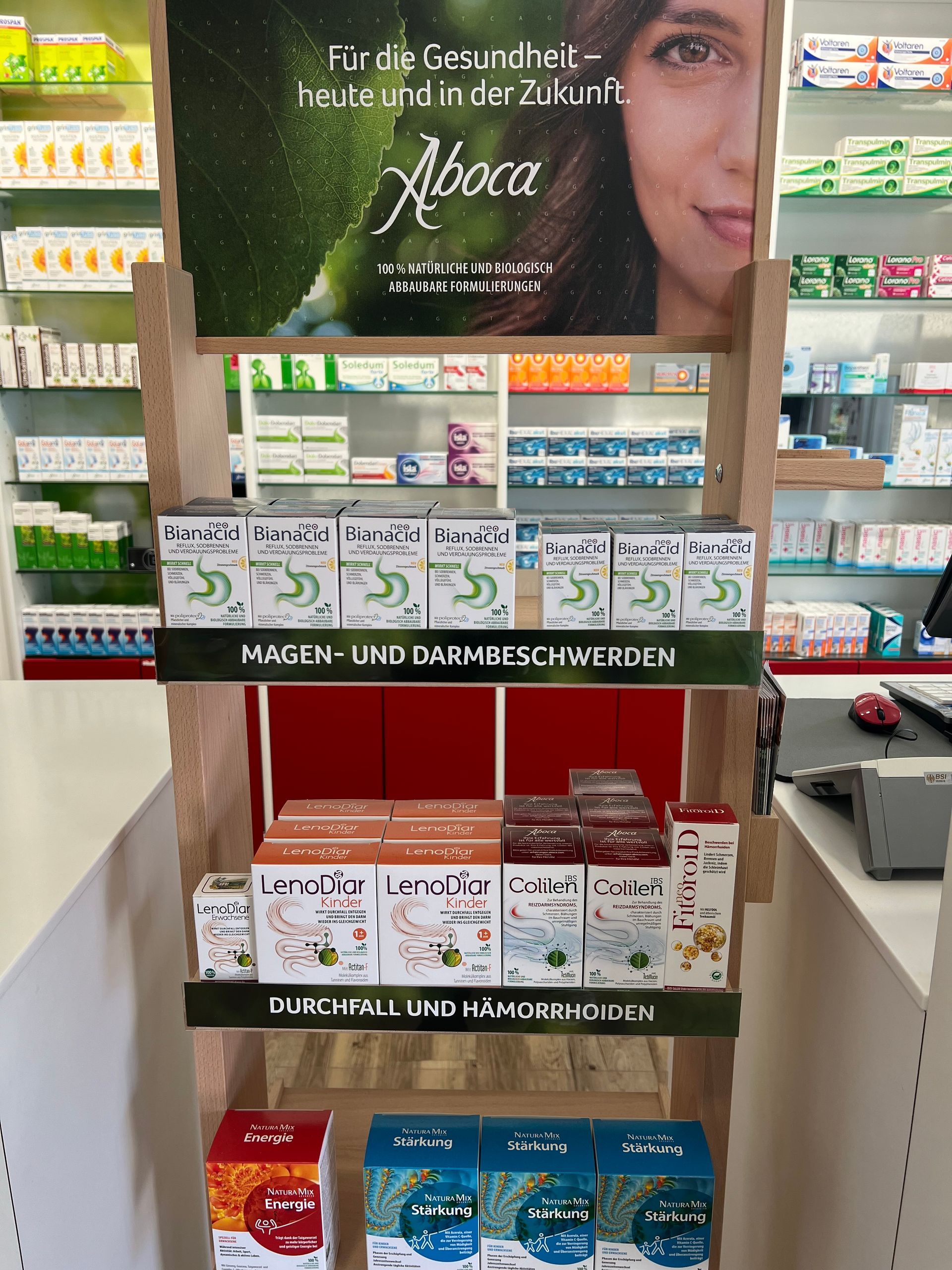 Ein Display in einer Apotheke mit dem Bild einer Frau darauf.