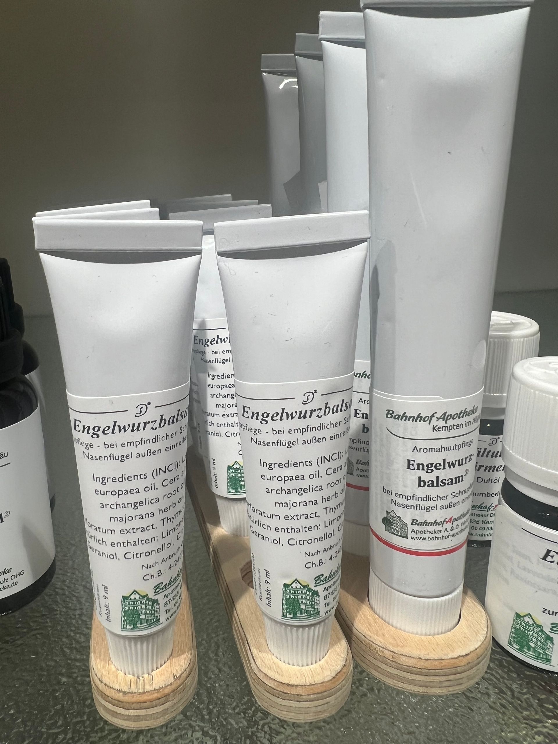 Ein Haufen Tuben Creme liegen auf einem Tisch