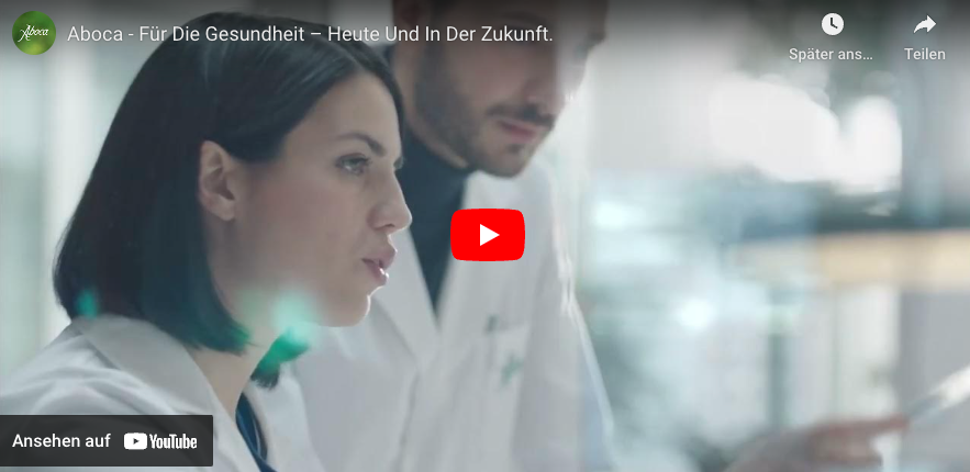 Ein Mann und eine Frau schauen auf ein Tablet.