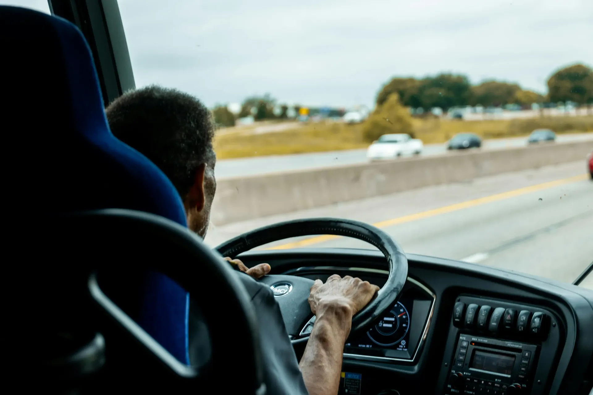 Motorista dirigindo ônibus em uma estrada