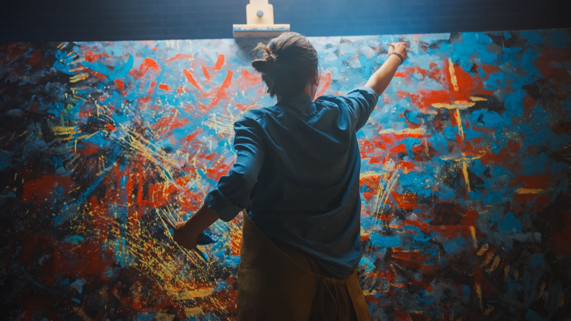 woman demonstrating what is splatter painting