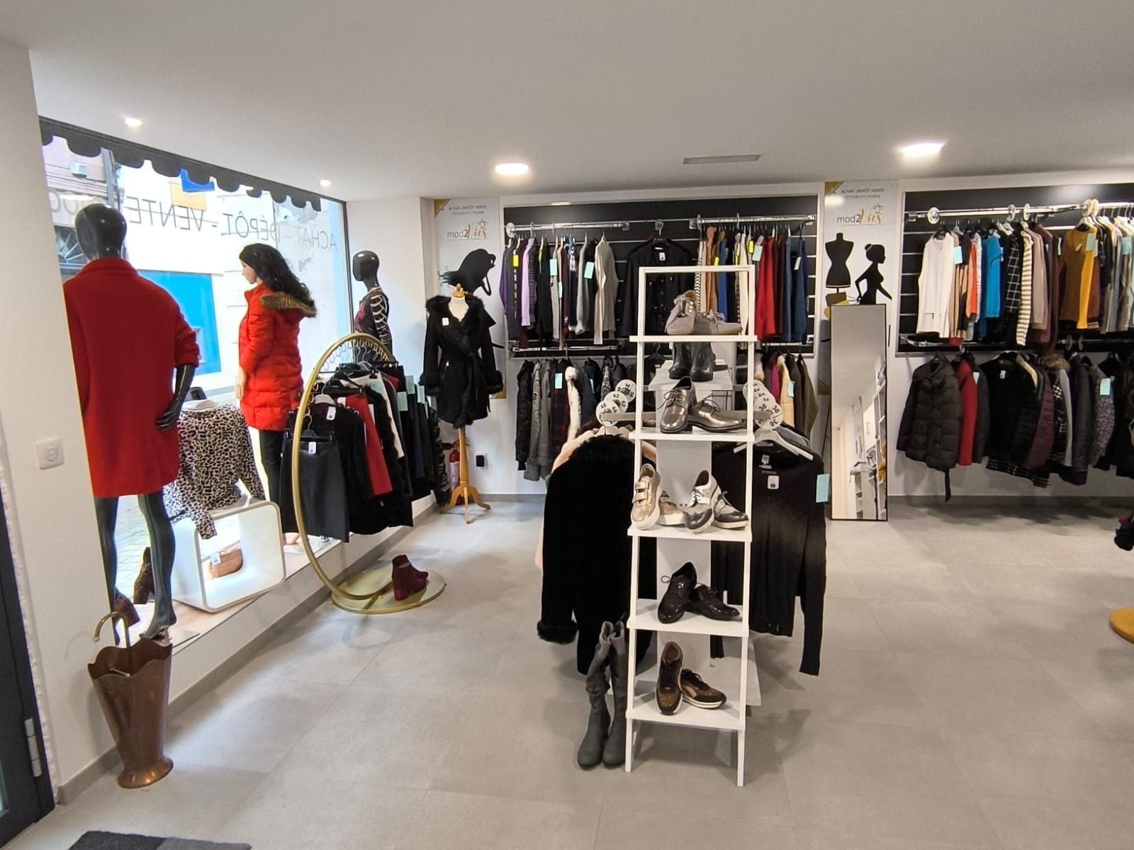 Un magasin rempli de beaucoup de vêtements et de chaussures.