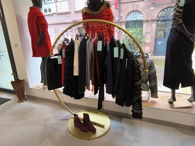 Une exposition de vêtements et de chaussures dans un magasin