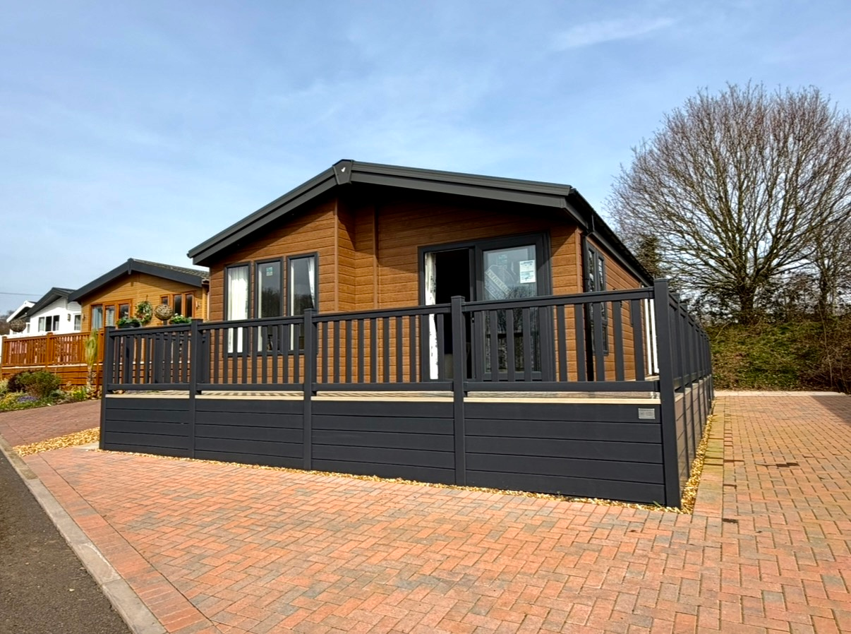 A Willerby Pinehurst mobile home for sale at Lakeside Country Park