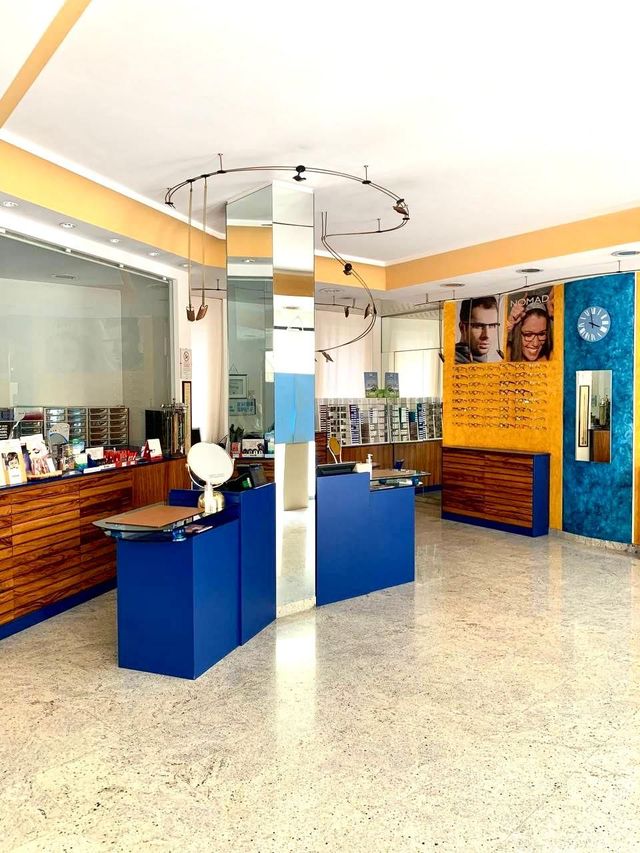 Interno del negozio di ottica