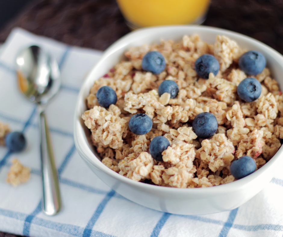 Bowl of oatmeal and blueberries for anti-inflammatory diet