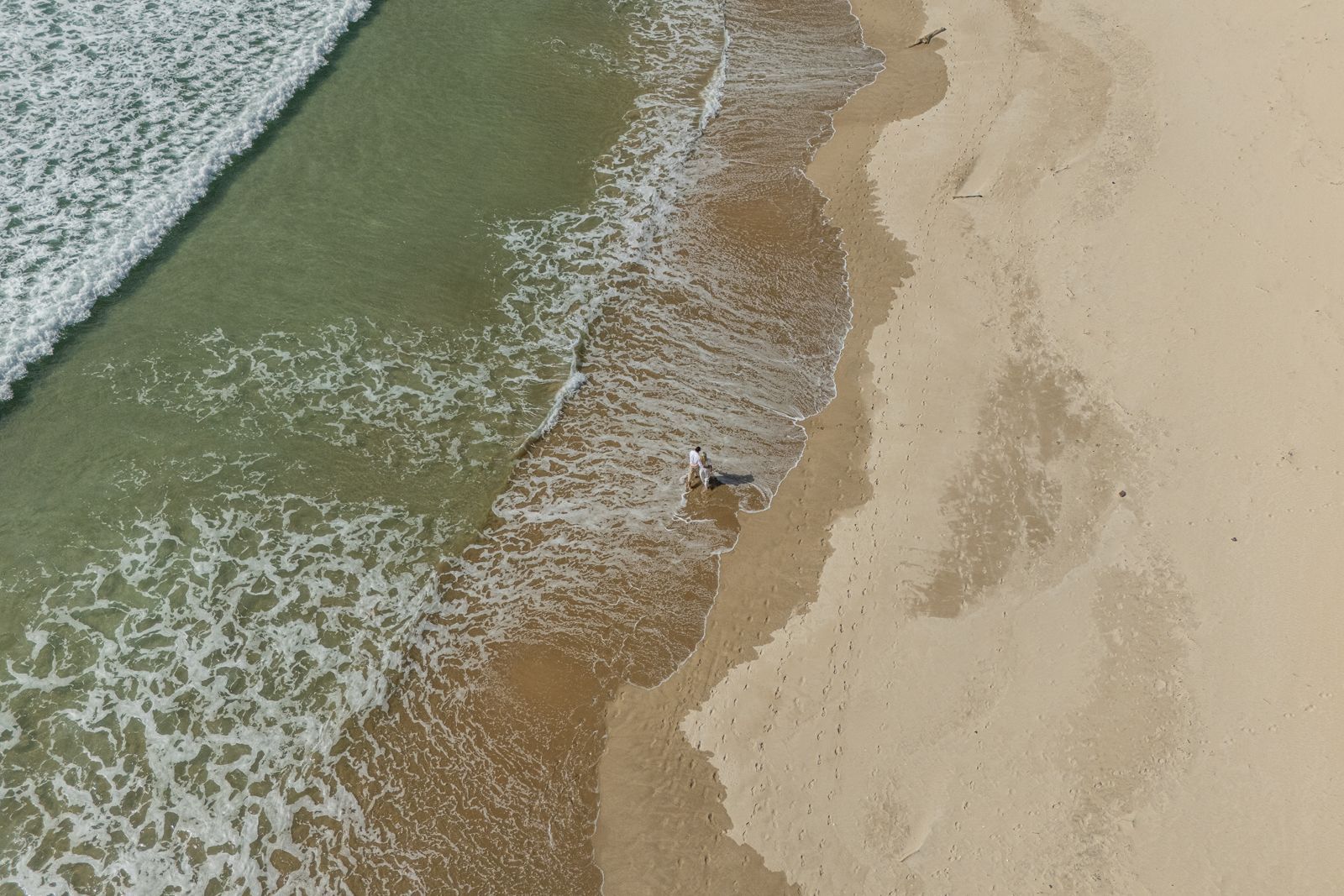 Nur wir zwei und doch unendlich viel. Brautpaar am Strand von Opoutere