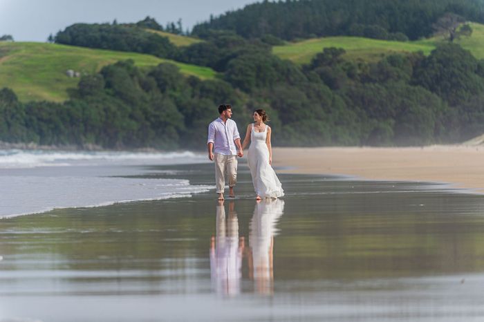 eine romantische Strandhochzeit auf der Coromandel Peninsula, begleitet von dem sanften rauschen der Wellen