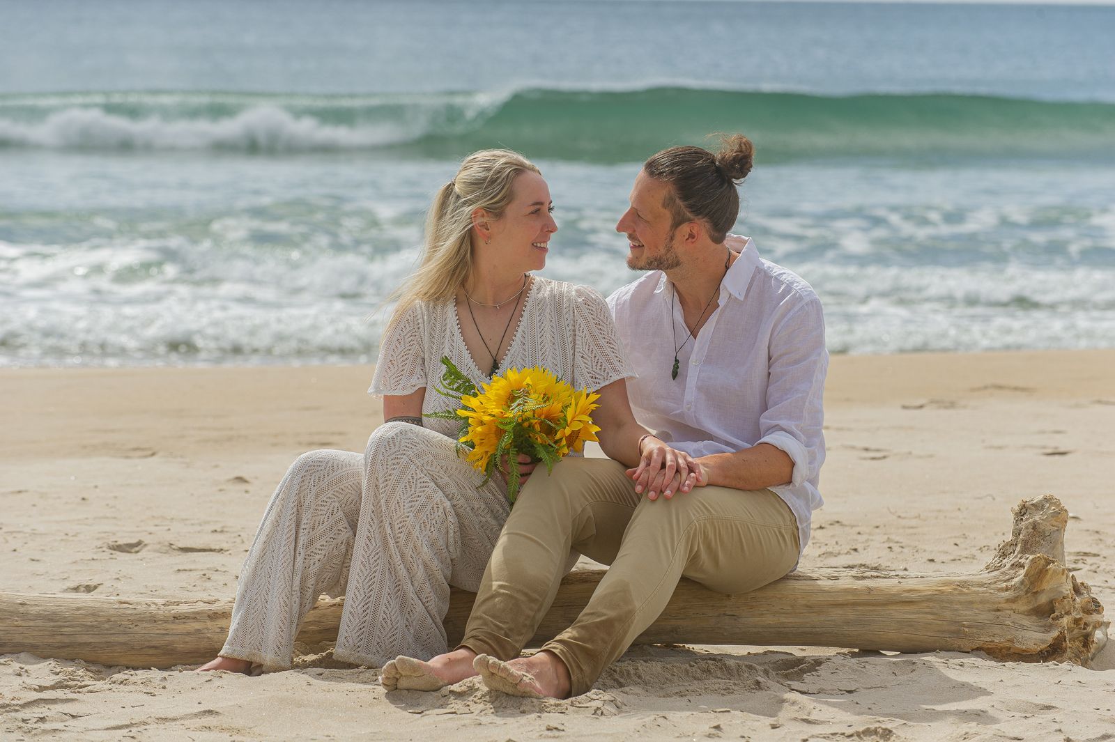 Wundervoller Moment der Liebe am Strand von Neuseeland