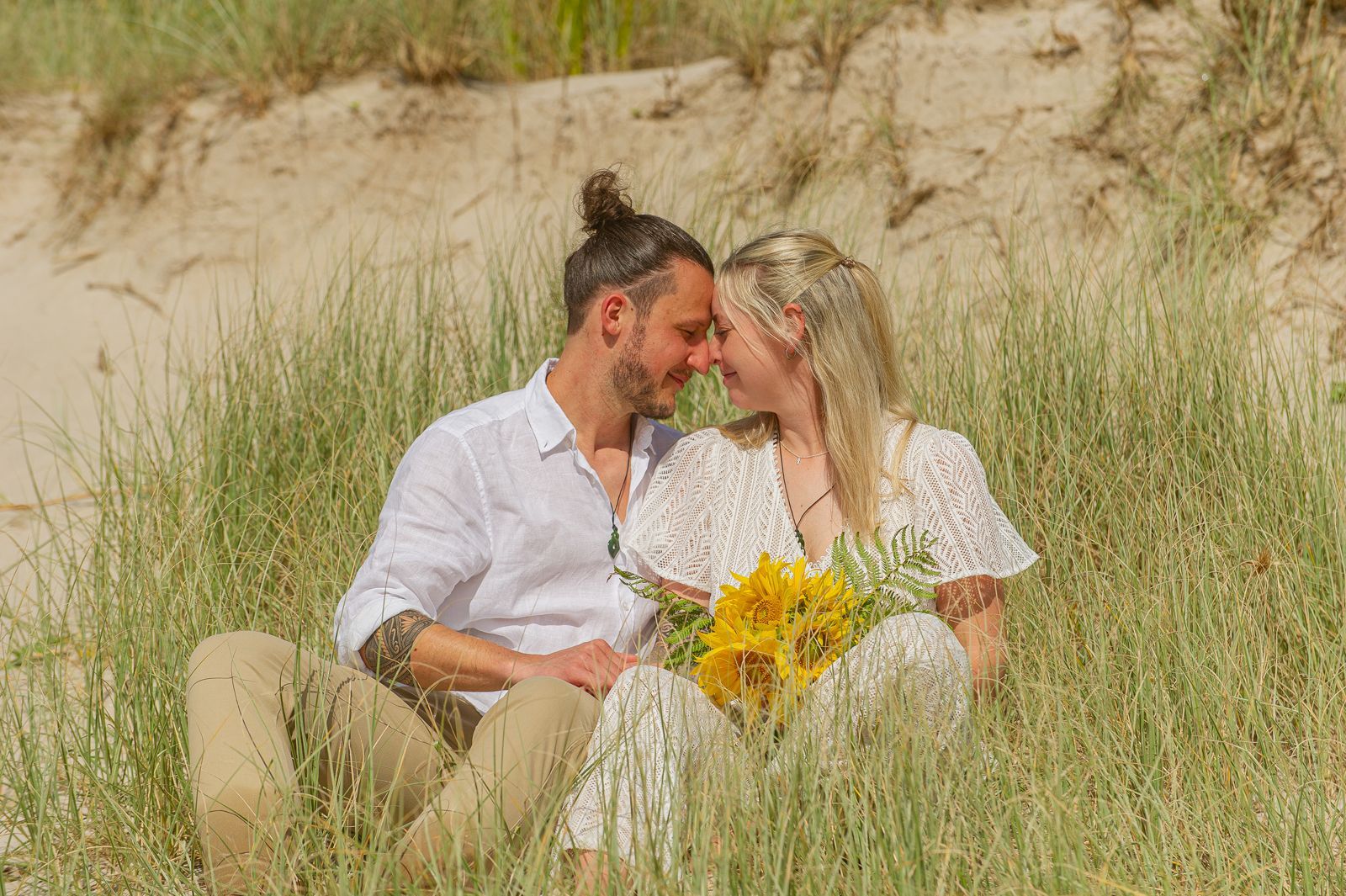 Inniger Moment voller Liebe nach einer einer freien Trauung auf der Coromandel Peninsula