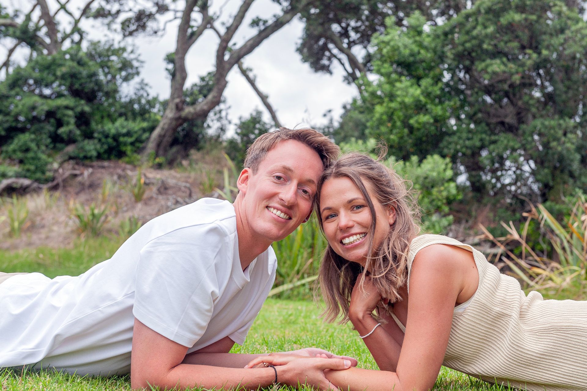 Happy wedding couple each each hirer Trauung in Neuseeland