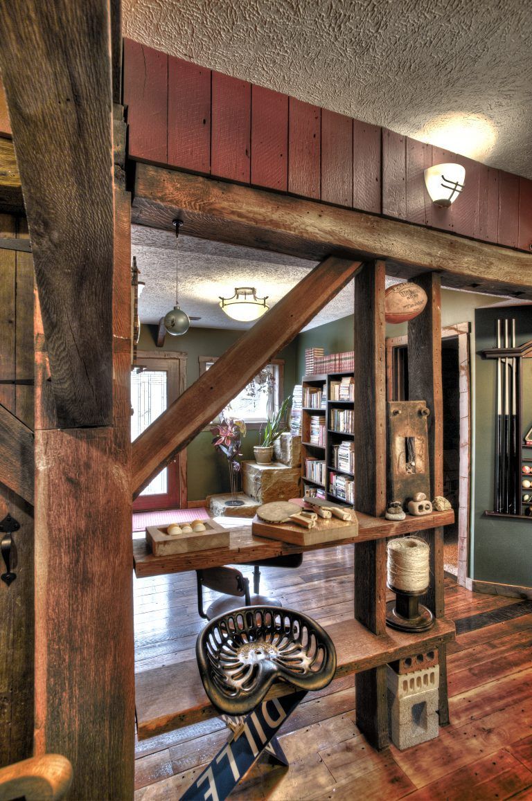 A room with a wooden pillars.