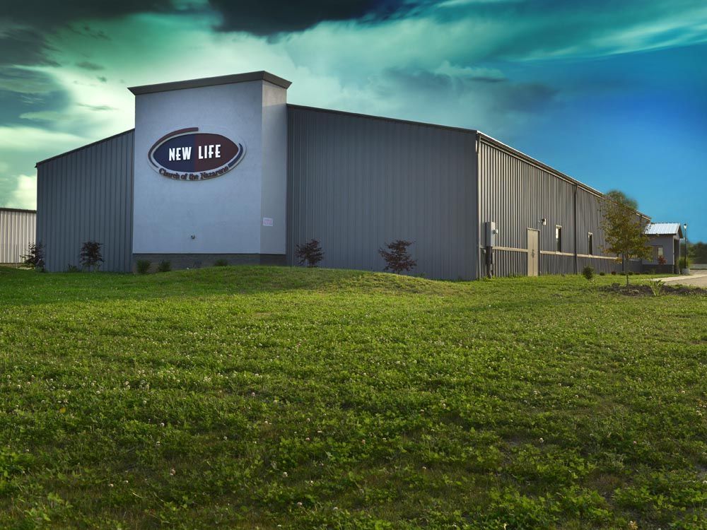 A large building with the word din inc on it