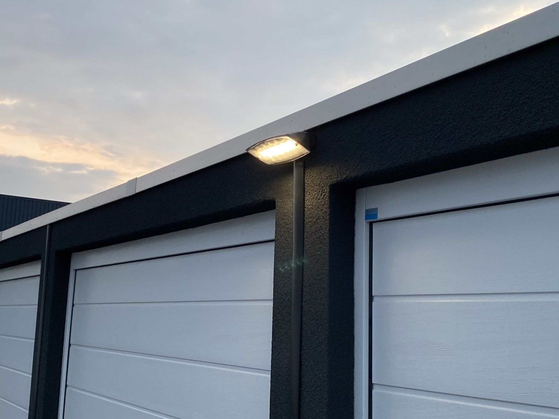 Goede buitenverlichting op terrein van Garagebox Hoogeveen