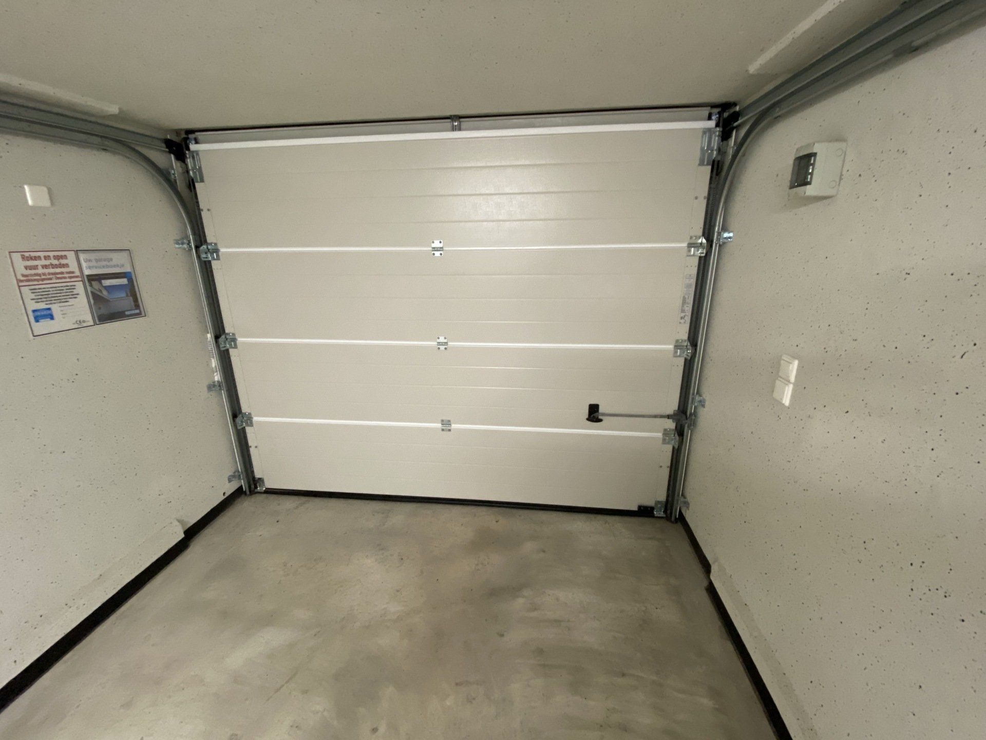 Binnenzijde van een garagebox met sectionaaldeur in Hoogeveen