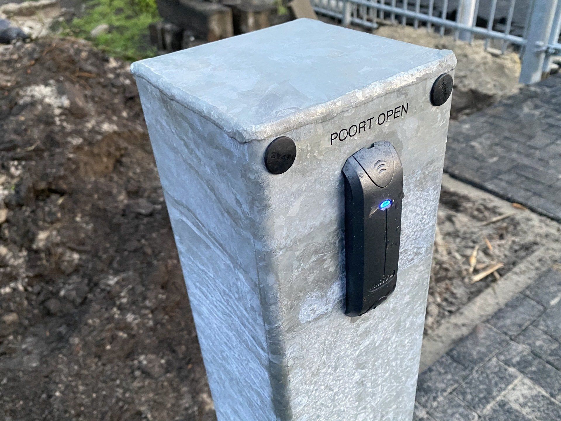 Kaartlezer voor het openen van de poort op terrein van Garagebox Hoogeveen