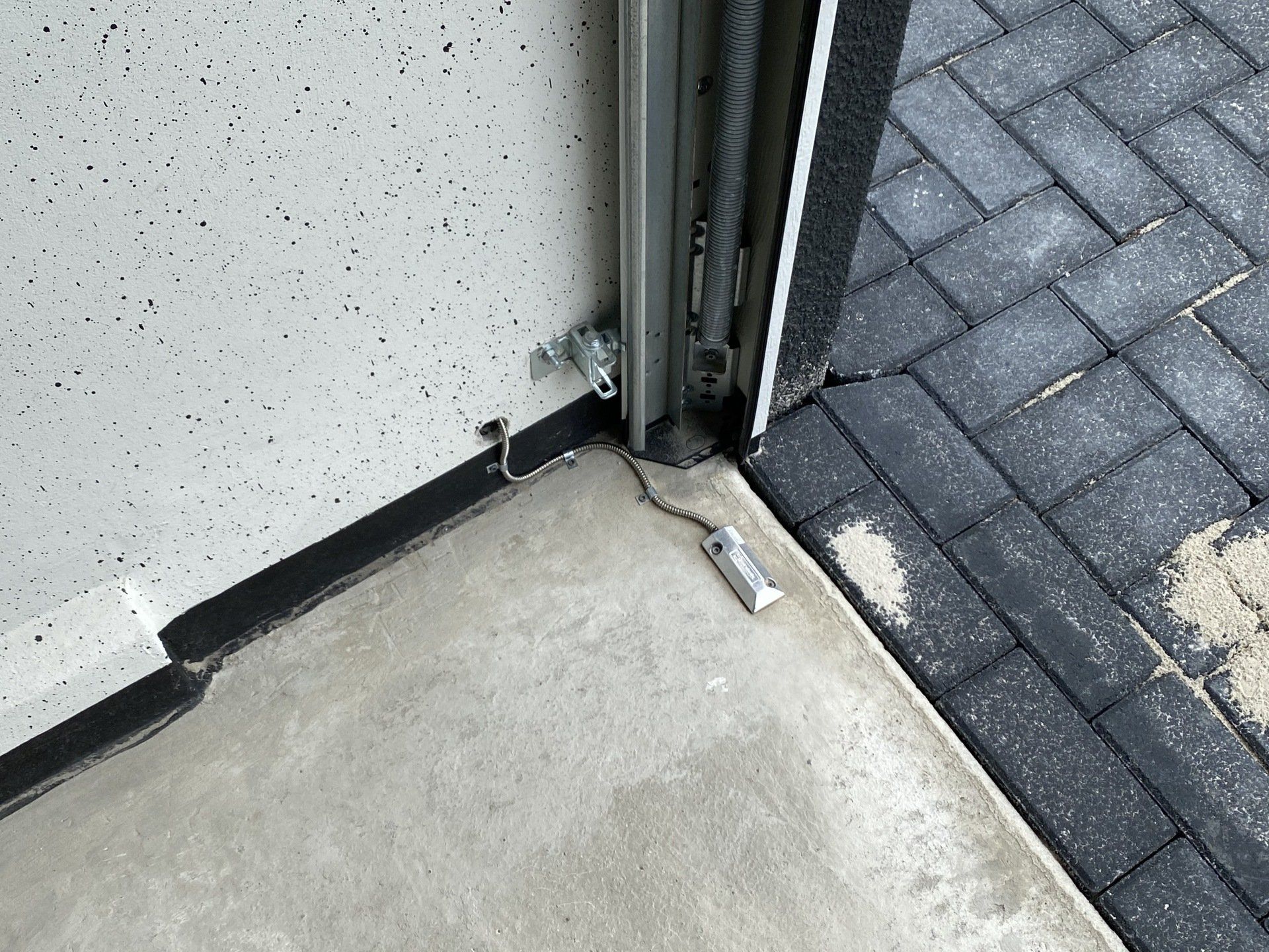 Alarm deurcontact in een garagebox bij Garagebox Hoogeveen