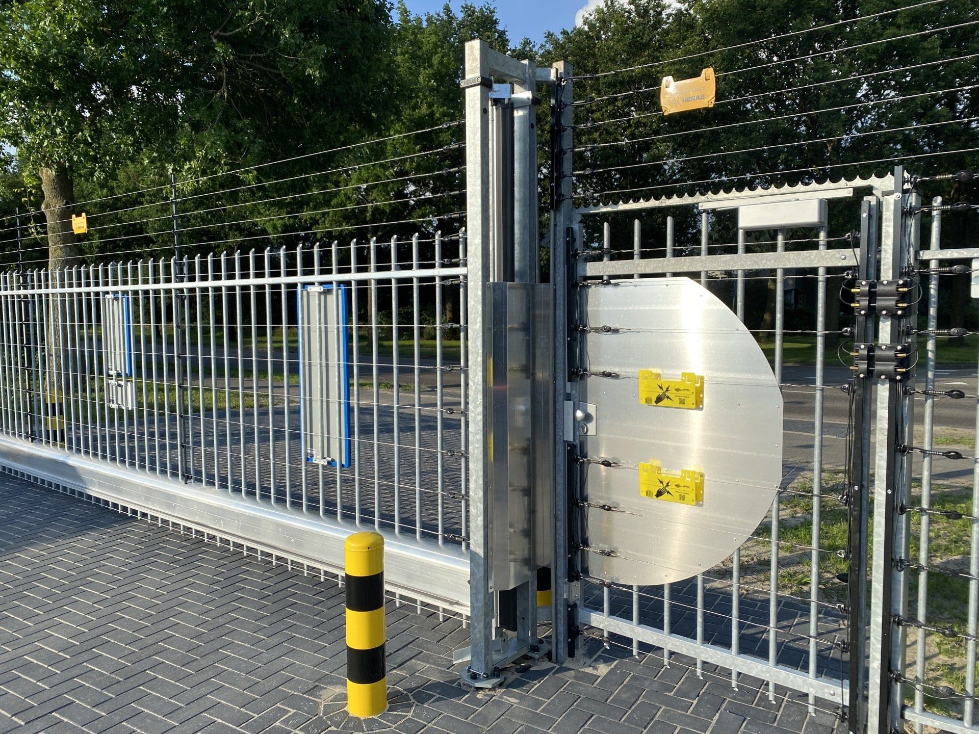 Beveiligde schuifpoort met elektrisch hekwerk bij Garagebox Hoogeveen