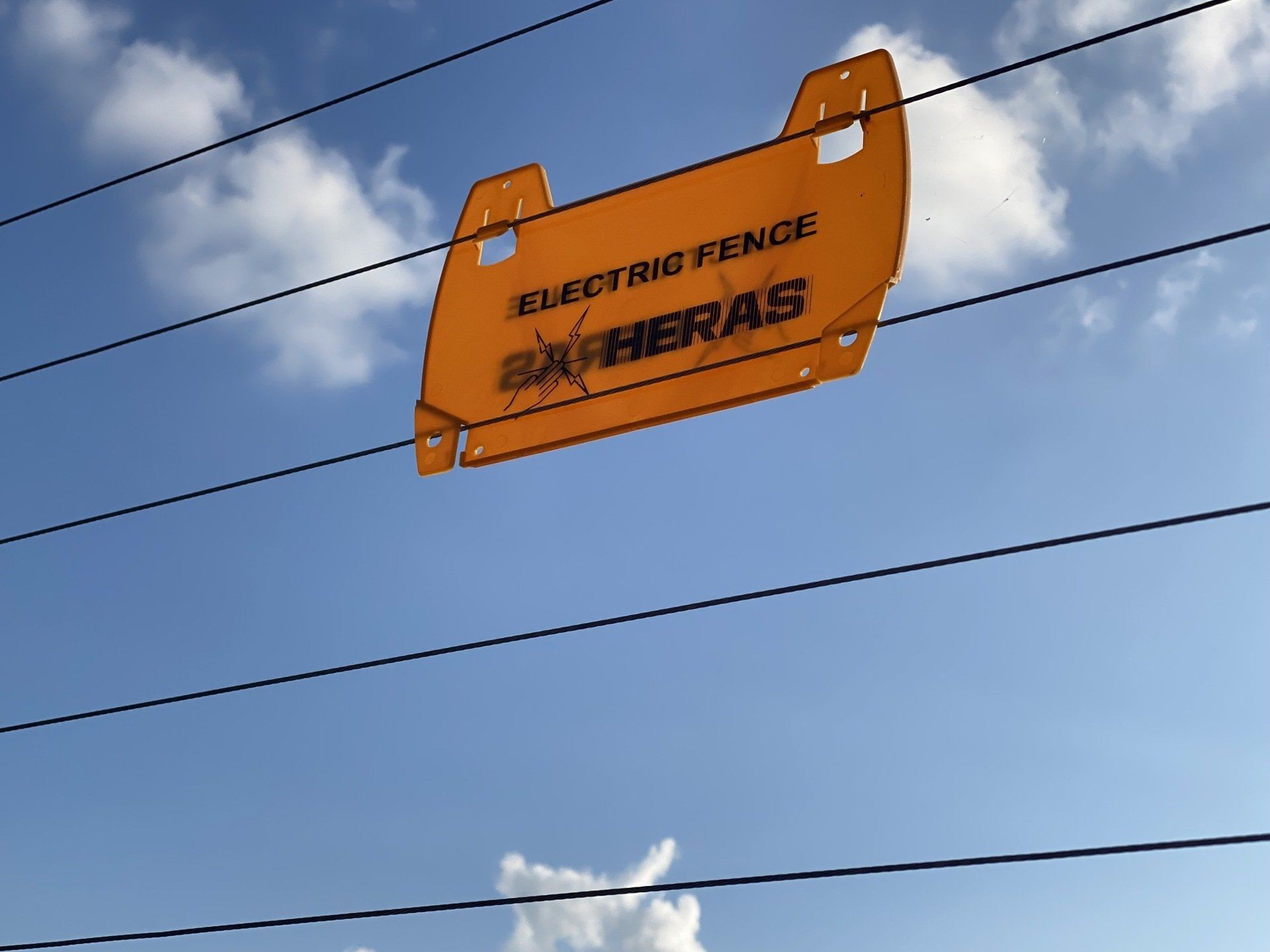 Stroomschokdraden en elektrische beveiliging op terrein van Garagebox Hoogeveen