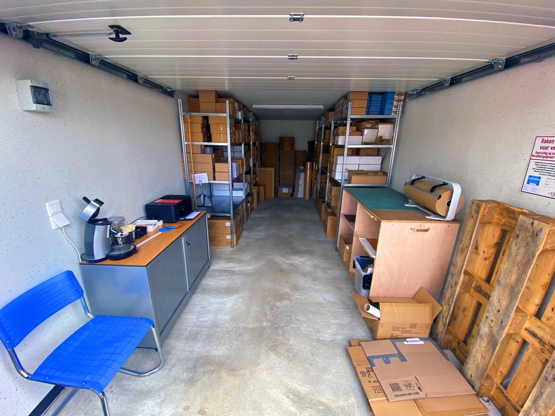 Netjes ingerichte garagebox met overzichtelijke opslag in Hoogeveen