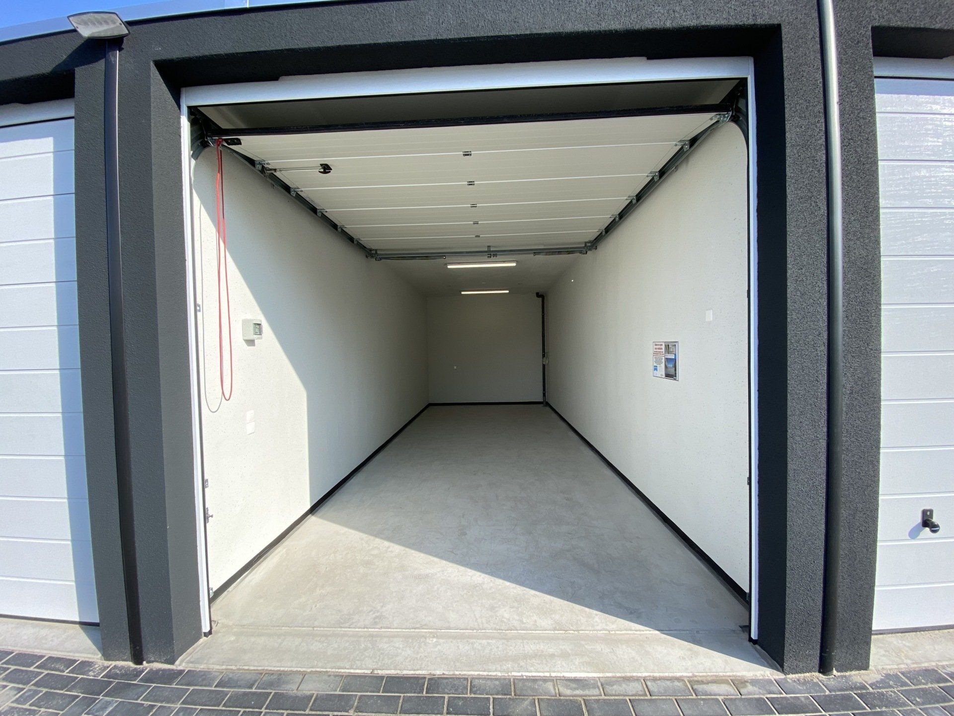 Schone en goed verlichte garagebox van binnen in Hoogeveen