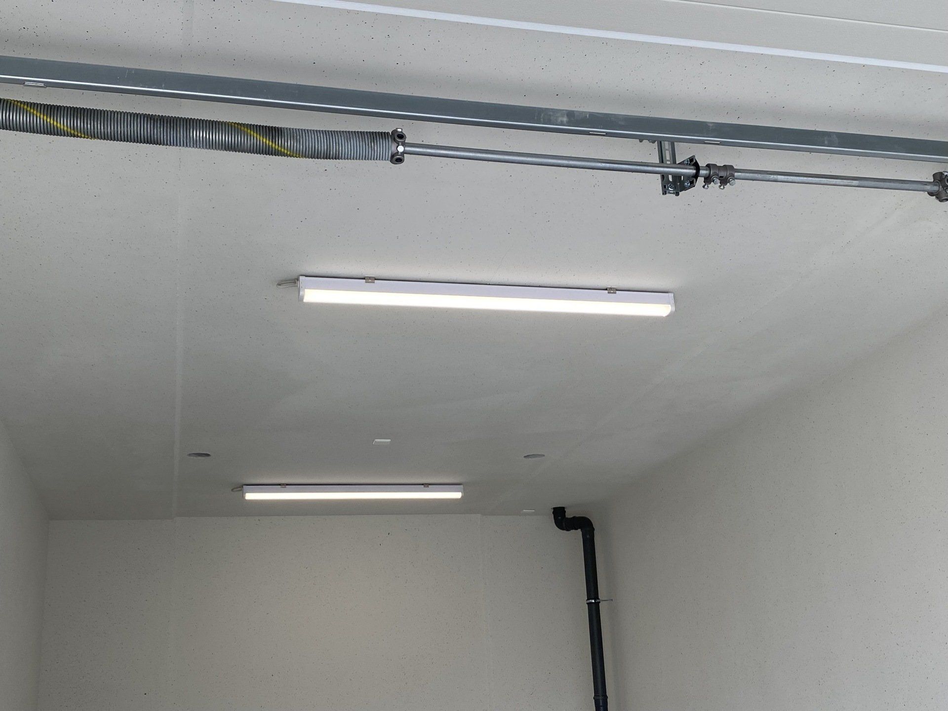 Goede led verlichting in een garagebox bij Garagebox Hoogeveen