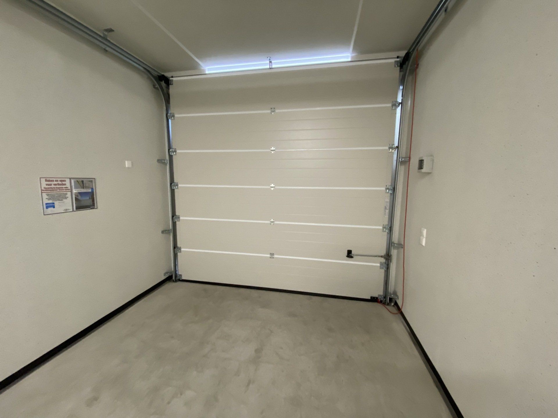 Garagebox van binnen met gesloten sectionaaldeur in Hoogeveen